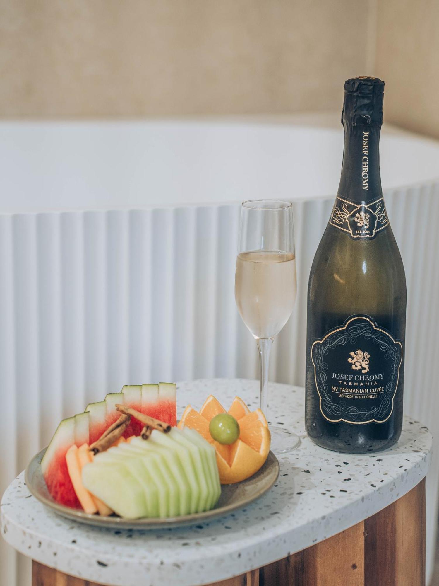 Risby Cove Boutique Hotel Strahan Kültér fotó